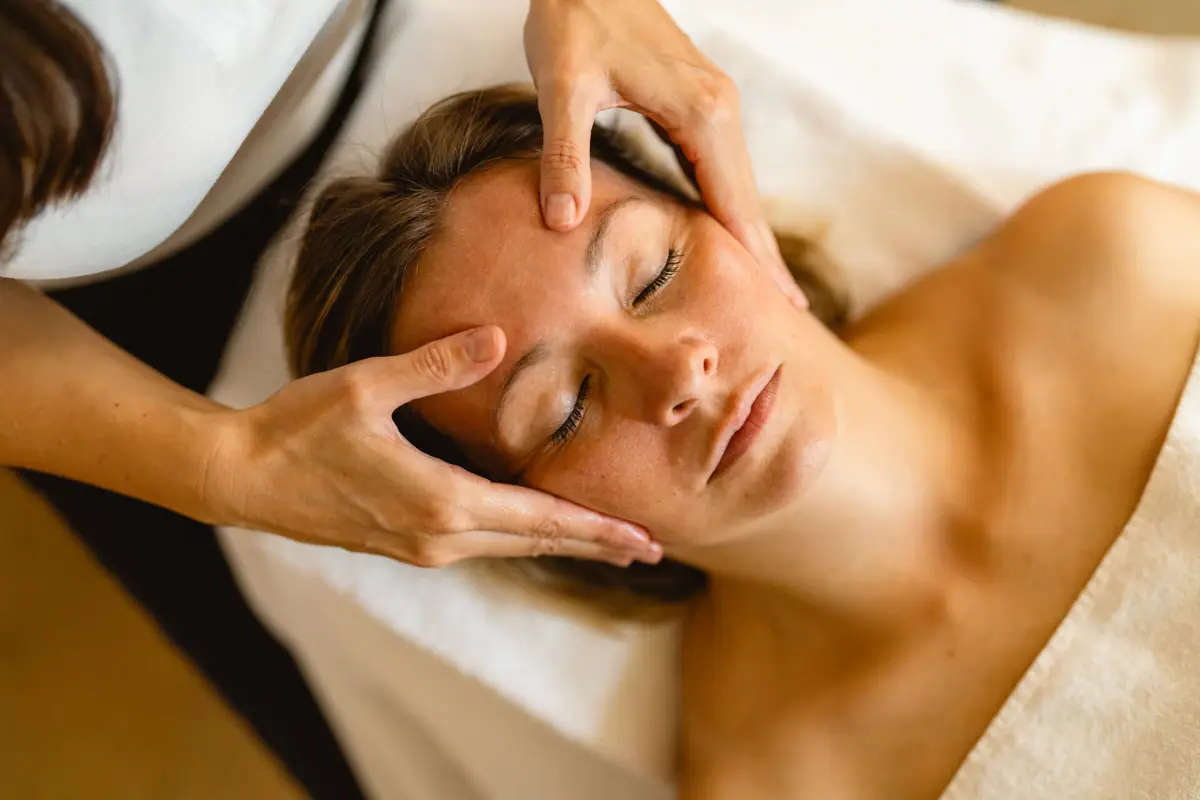Eine Frau erhält eine Massage im SPA-ROSA Kühlungsborn.