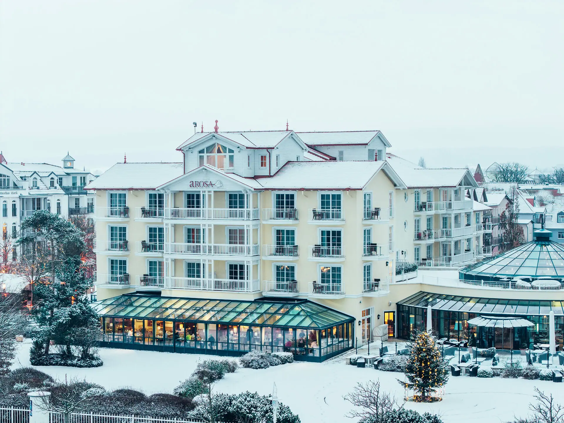 Ein Gebäude im Schnee mit Bäumen im Hintergrund.