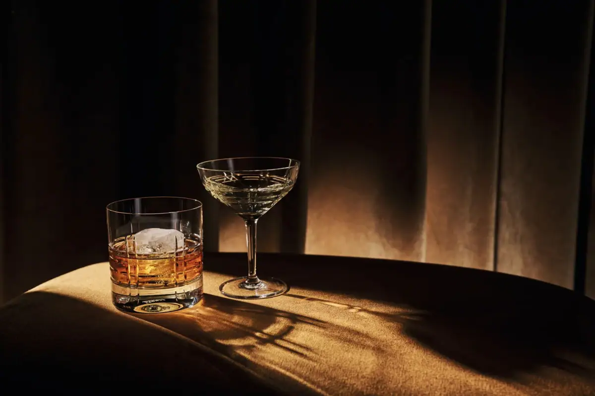 Drinks die Schatten und Licht werfen und vor einem dunklen Hintergrund inszeniert wurden.