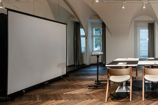 Ein Raum mit einem Tisch und Stühlen.