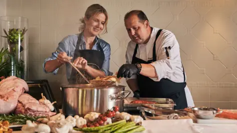 Ein Mann und eine Frau kochen zusammen in einer Küche.