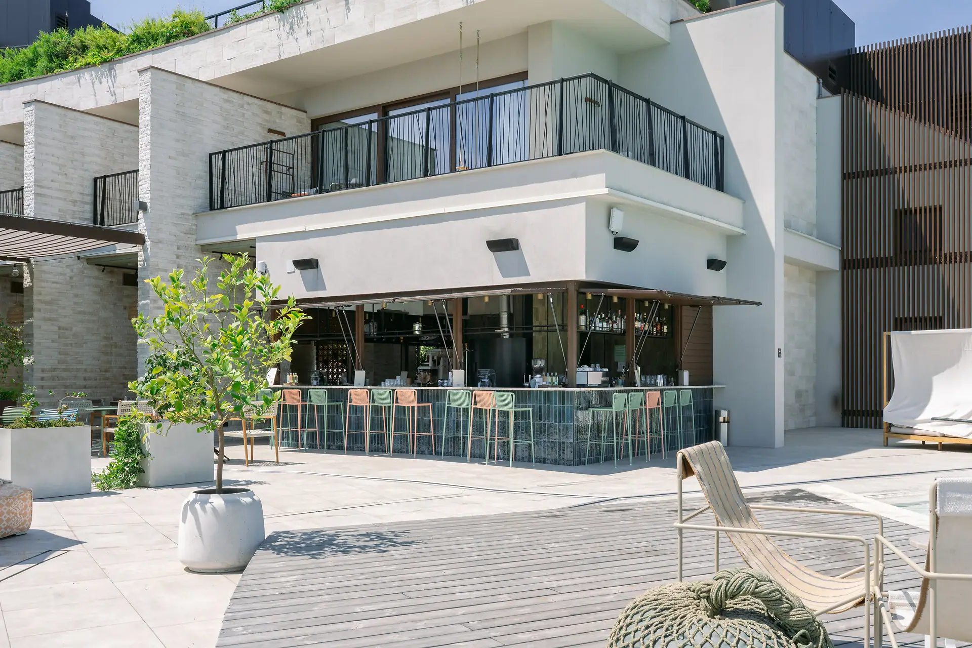 Ein Gebäude mit einer Terrasse und Stühlen.