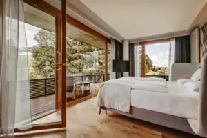 Ein Schlafzimmer mit Glasfronten und einem Bett.