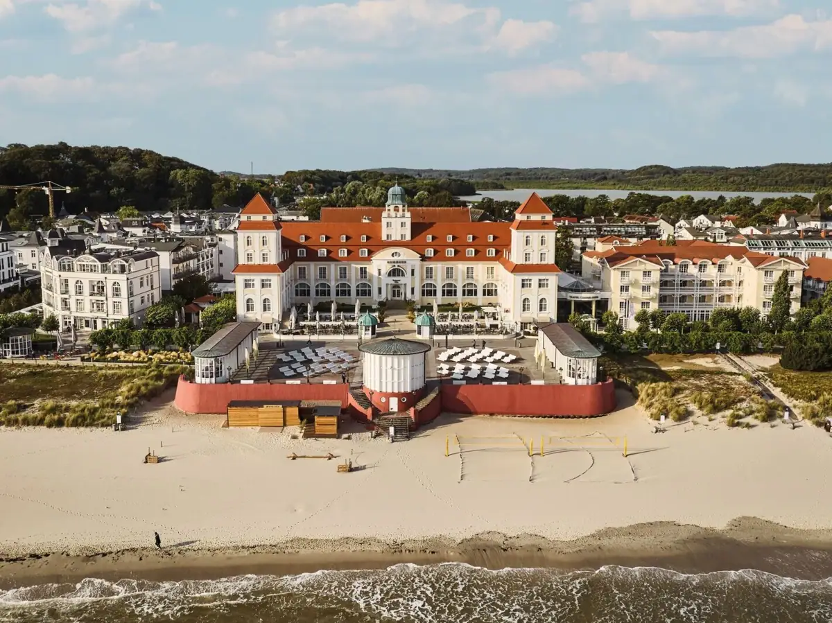 Ein großes Gebäude am Strand