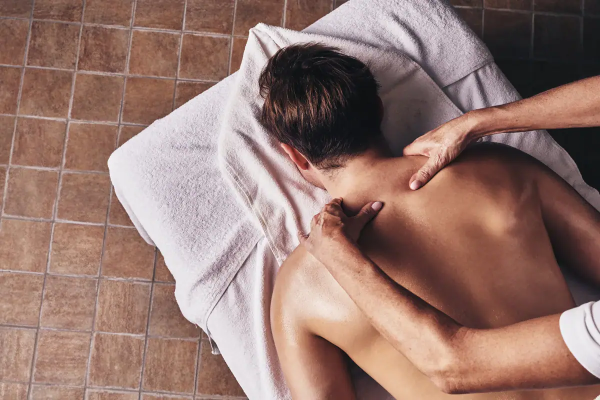 Eine Person erhält eine Rückenmassage.