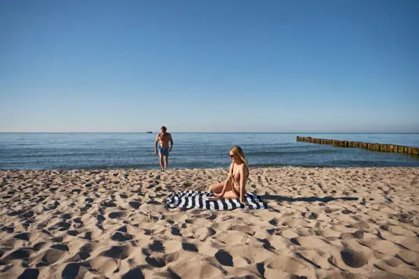 Ein Mann und eine Frau am Strand.