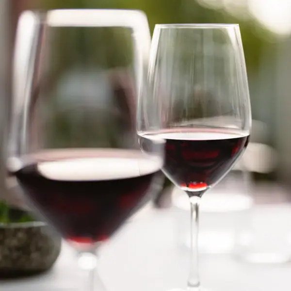 Zwei Gläser mit Rotwein