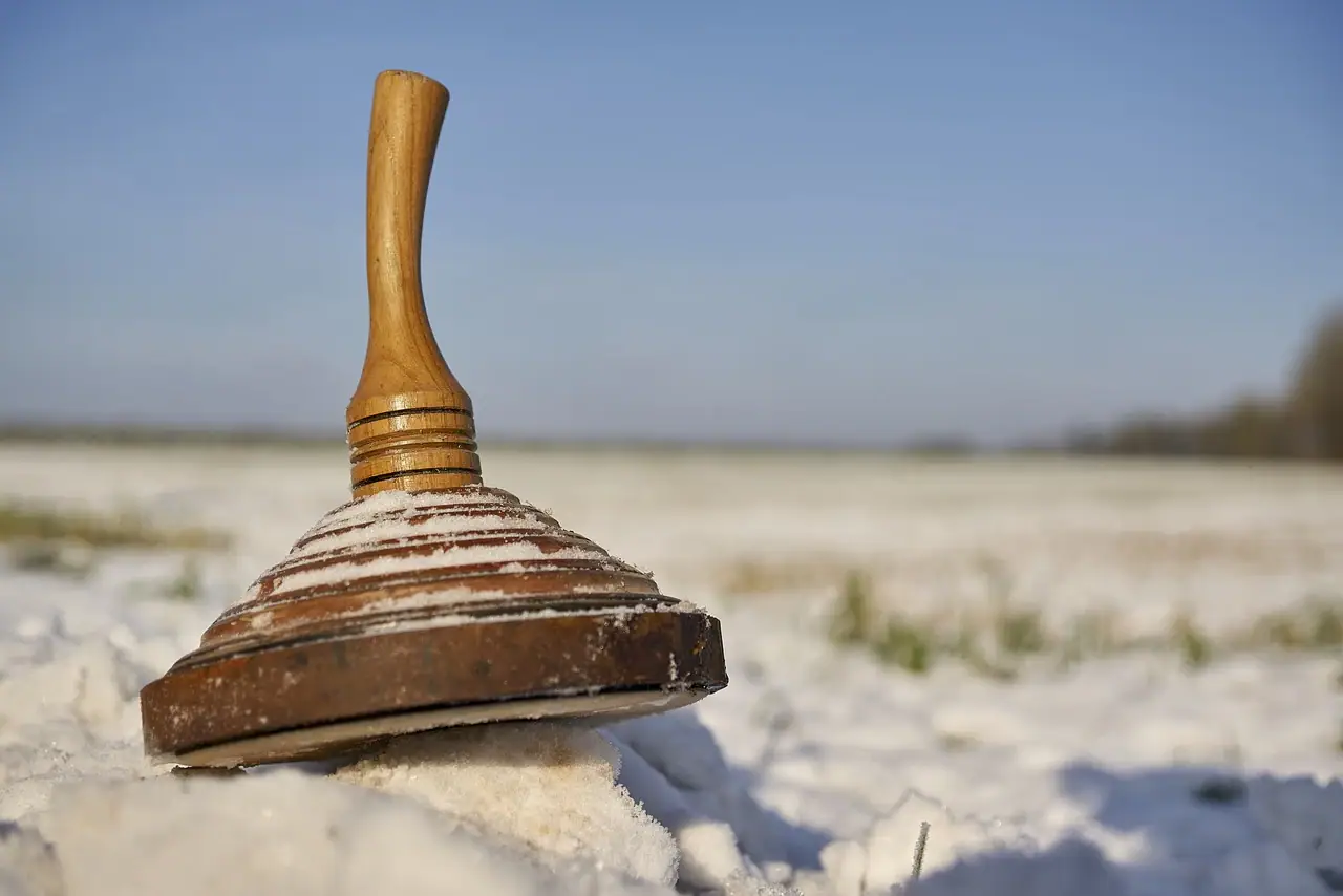 Eisstockschießen Ein Eisstock bzw. eine Daube vom Eisstockschießen im Schnee.