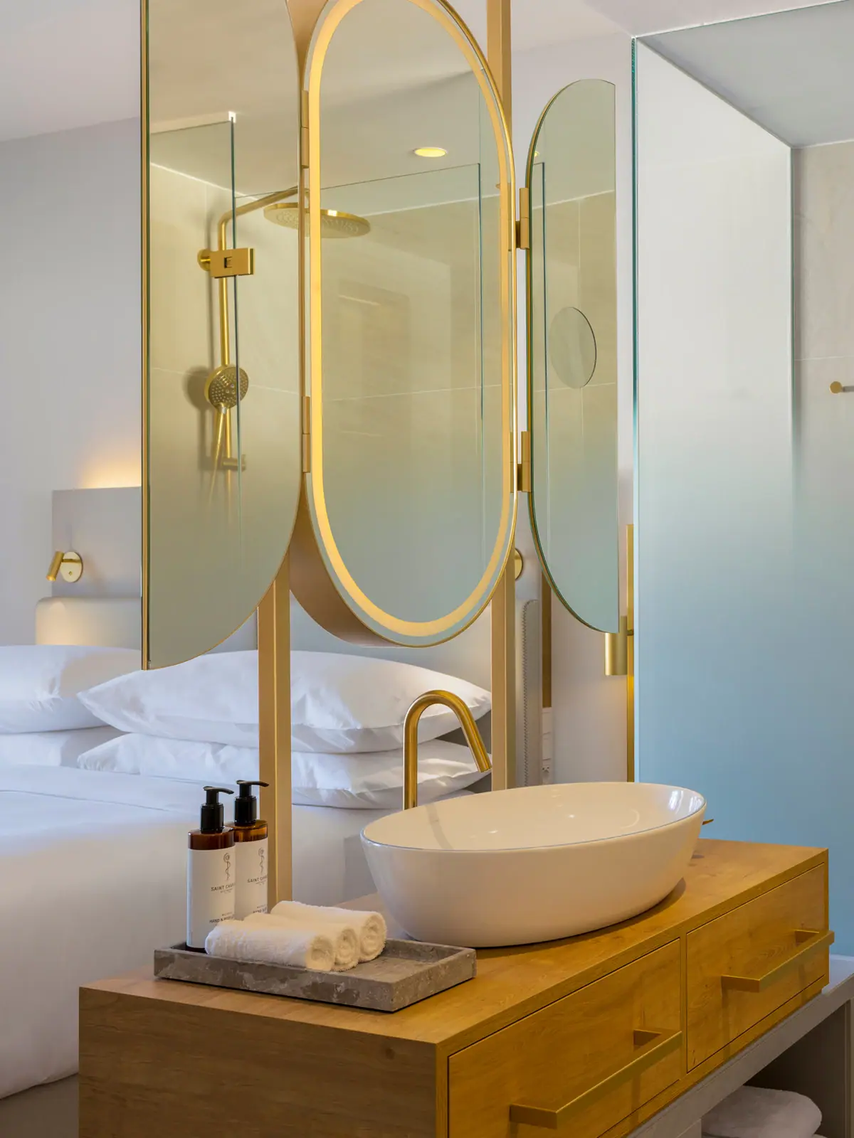 Badezimmer Ein Badezimmer mit Waschbecken und Dusche.