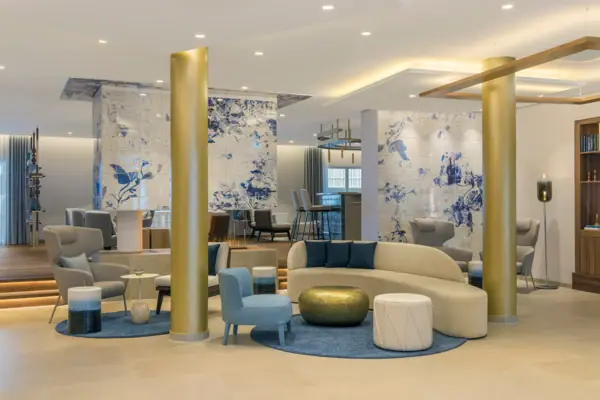 Lobby mit Couch und Sesseln