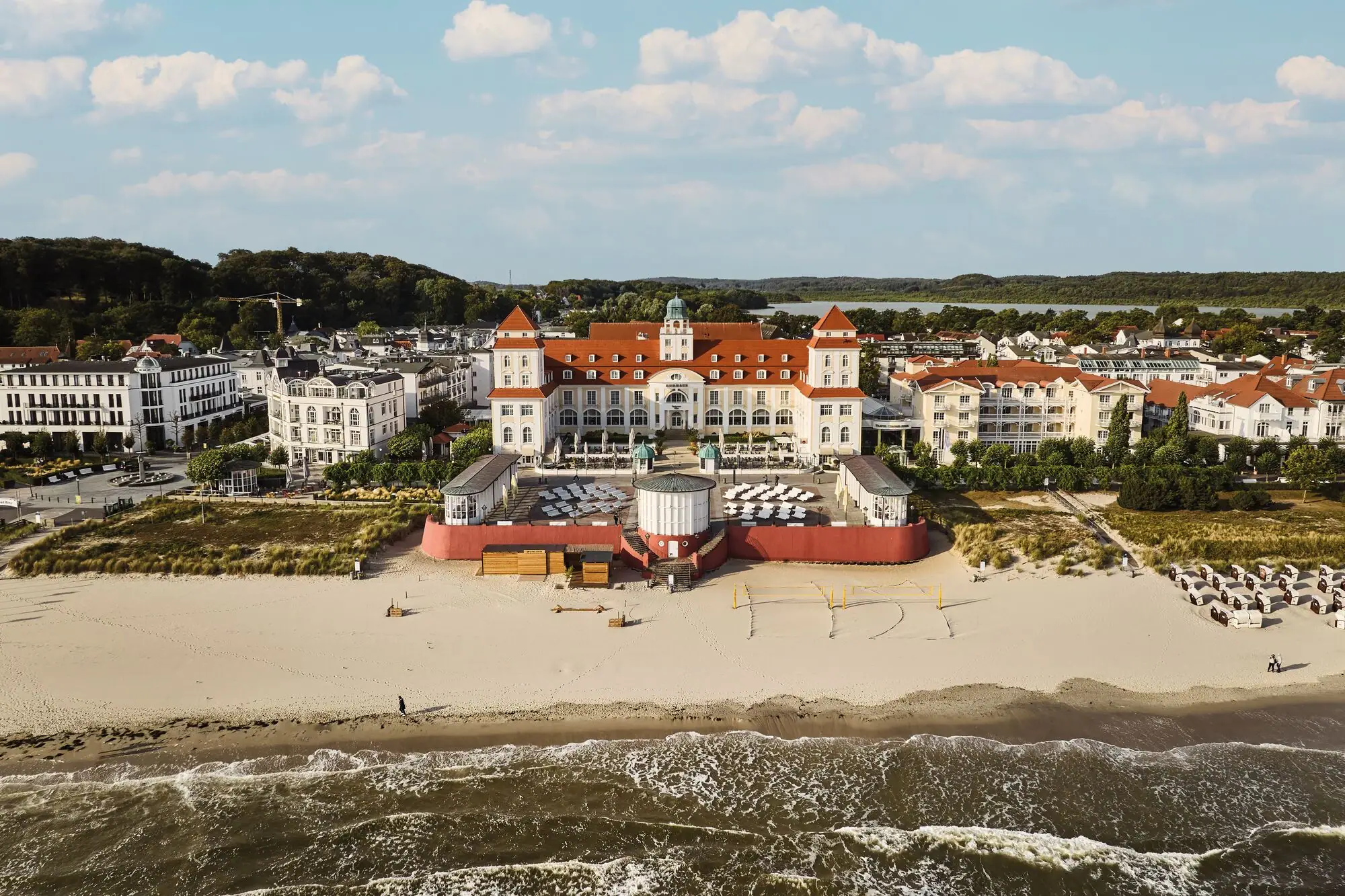 Großes Gebäude am Strand unter bewölktem Himmel.
