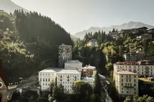 Eine Gruppe von Gebäuden auf einem Hügel.