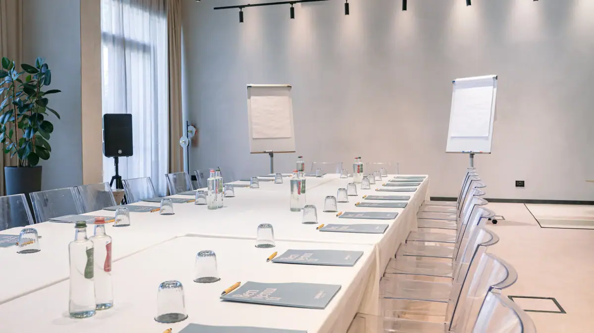 Heller Konferenzraum im A-ROSA Gardasee mit Block-Bestuhlung, Flipcharts und moderner Ausstattung für Tagungen und Workshops.