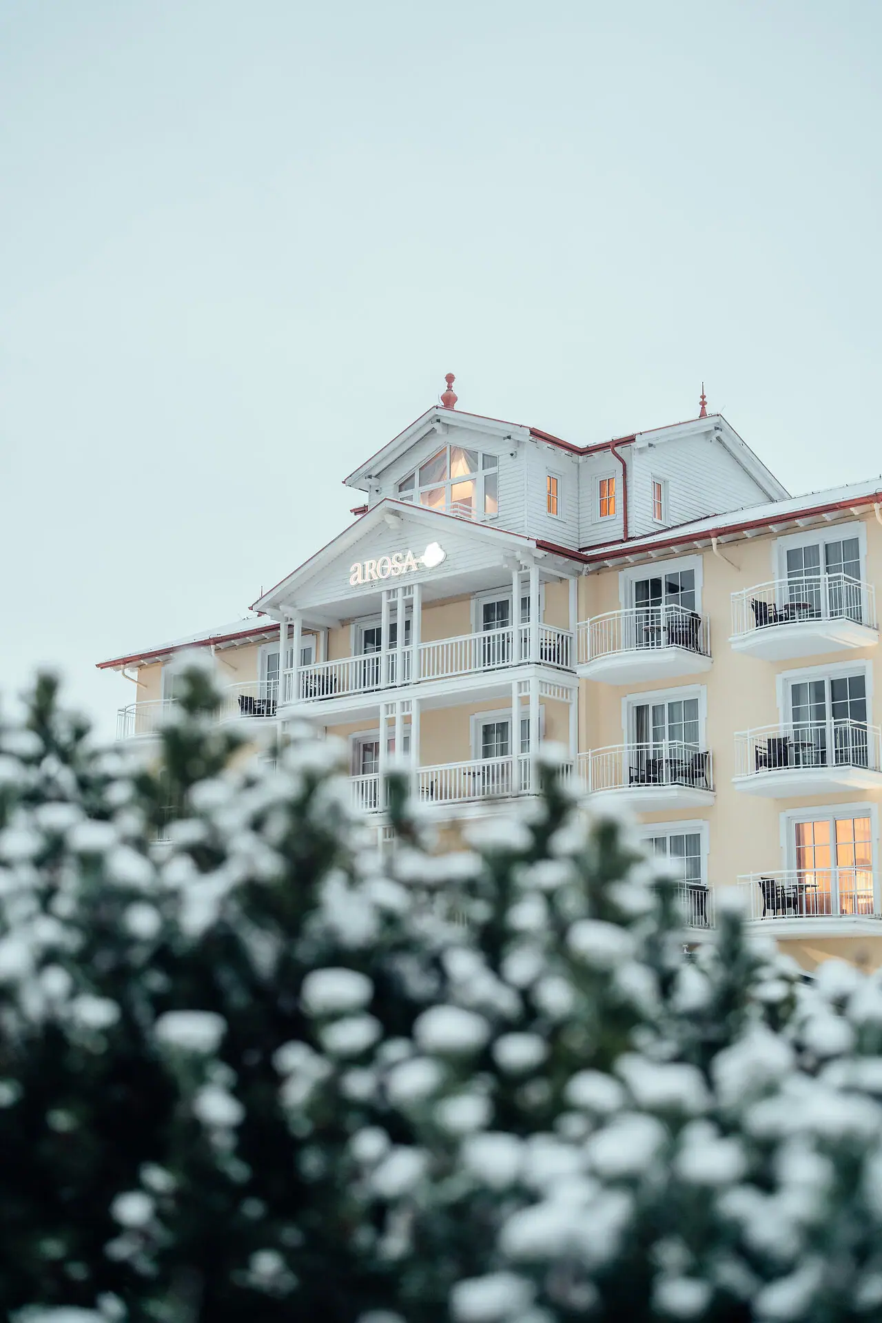 Ein Gebäude mit Schnee auf dem Boden im Winter.