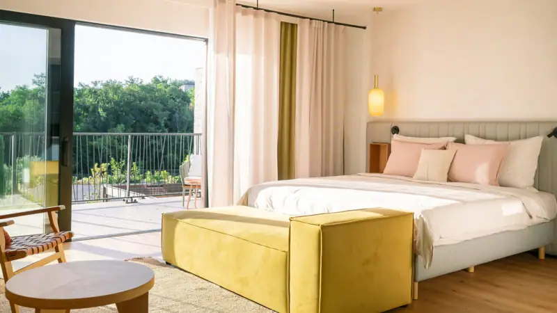 Eine Juniorsuite mit einem Bett und einem Sofa.