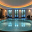 Kleiner runder Pool im Hotel mit eleganter Innenarchitektur.