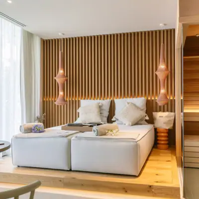 Zimmer mit Bett und Sauna.