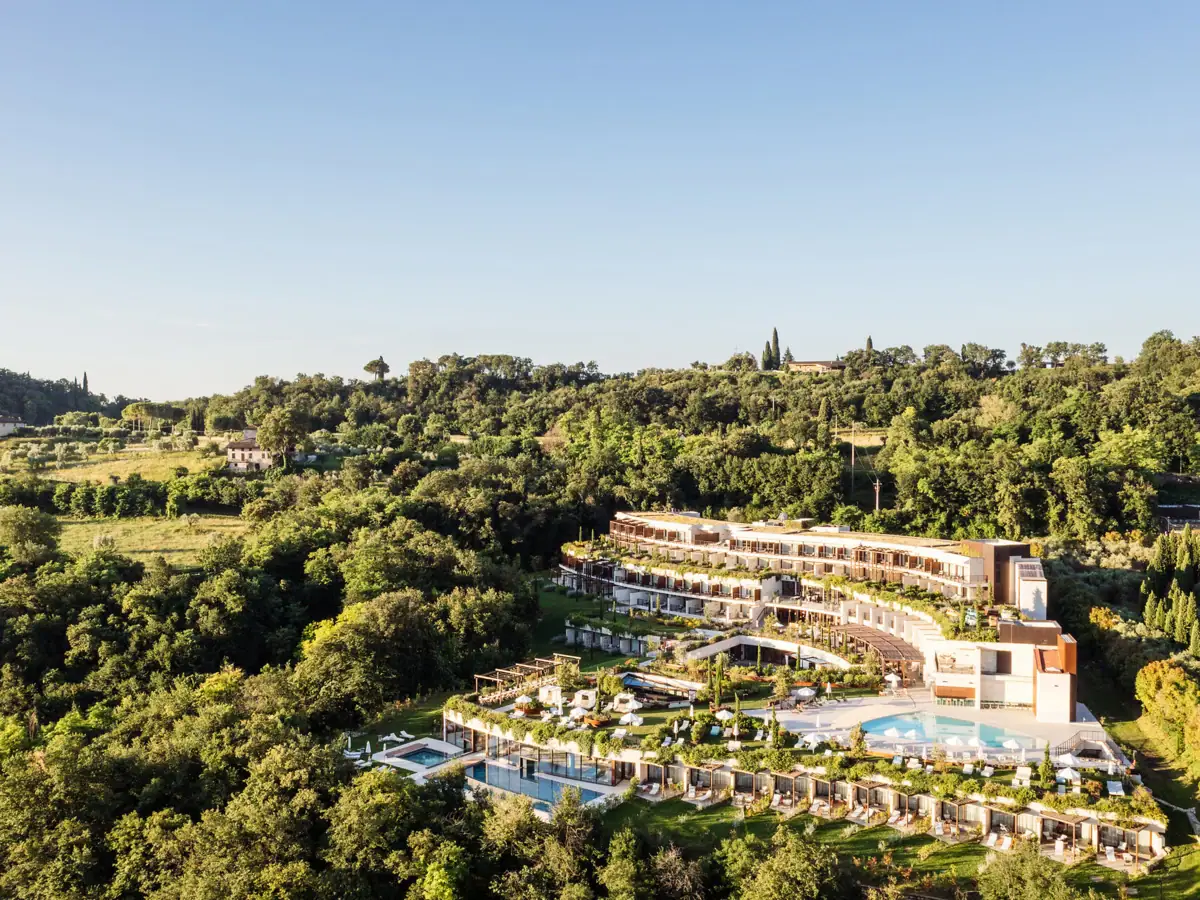 Hotel im mediterranen Grün Das A-ROSA Gardasee, eingebettet in grüne Hügel mit Olivenhainen, ein atmosphärischer Rückzugsort in Norditalien.