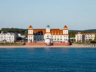 Das Brodtener Steilufer ist grün bewachsenen und grenzt an das Meer. 