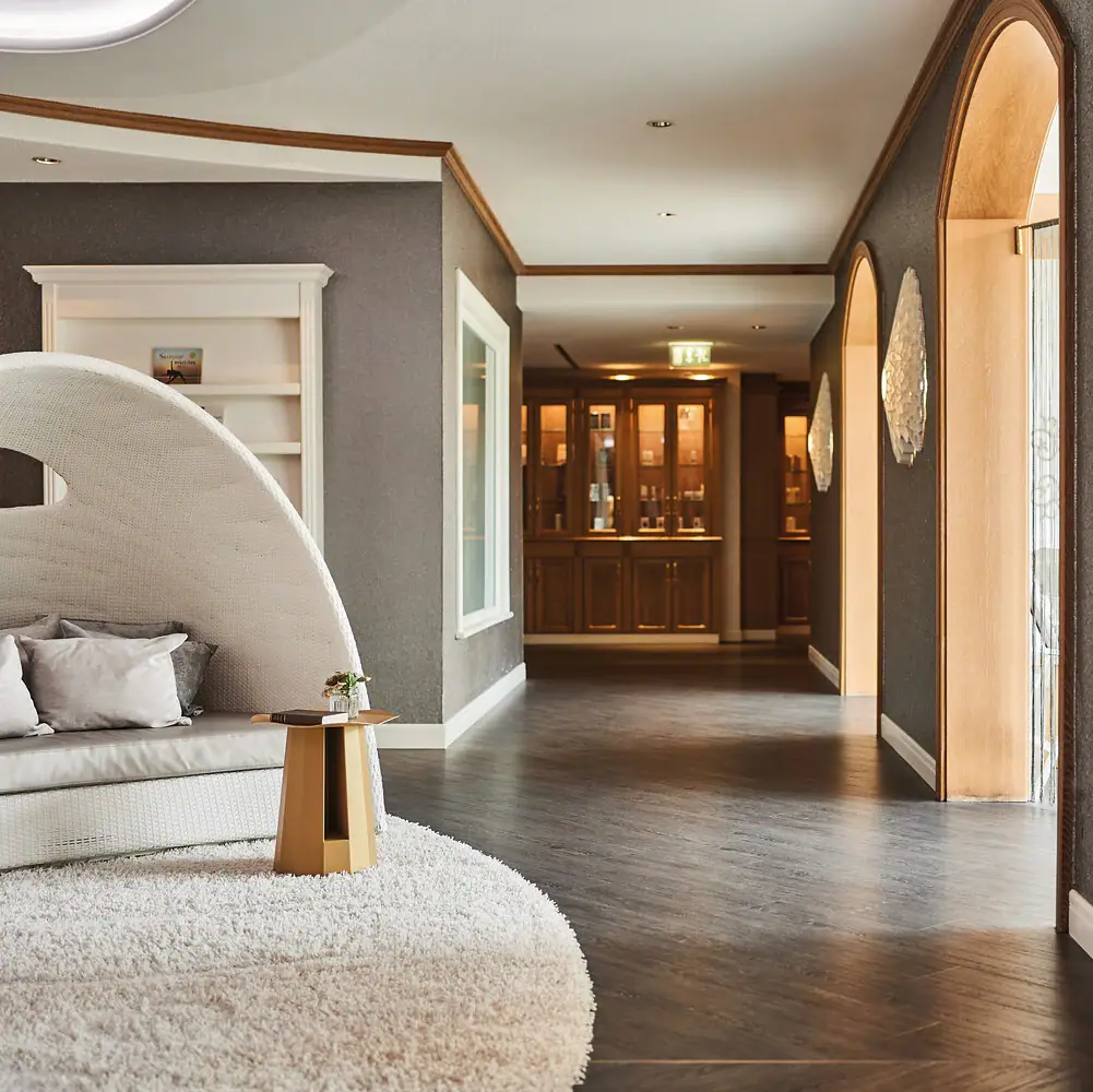 Flur mit weißem Teppich und weißem Sofa