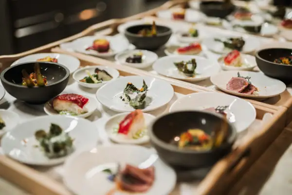 Verschiedene kleine Tellergerichte mit mediterranen Spezialitäten