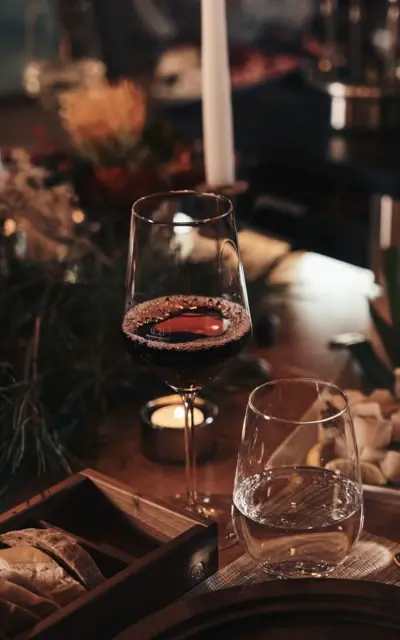 Ein Glas Rotwein auf einem Tisch.