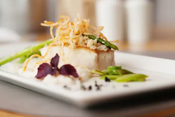 Ein Teller mit Essen auf einem Tisch.