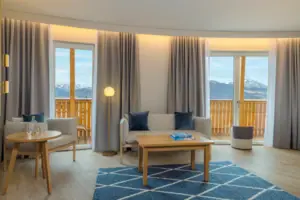 Wohnbereich Wohnzimmer mit Couch und Tisch.