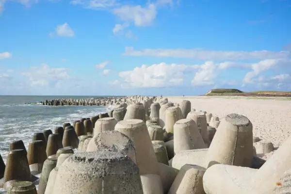 Hörnum Odde Eine Gruppe von Betonblöcken am Strand von Hörnum Odde.