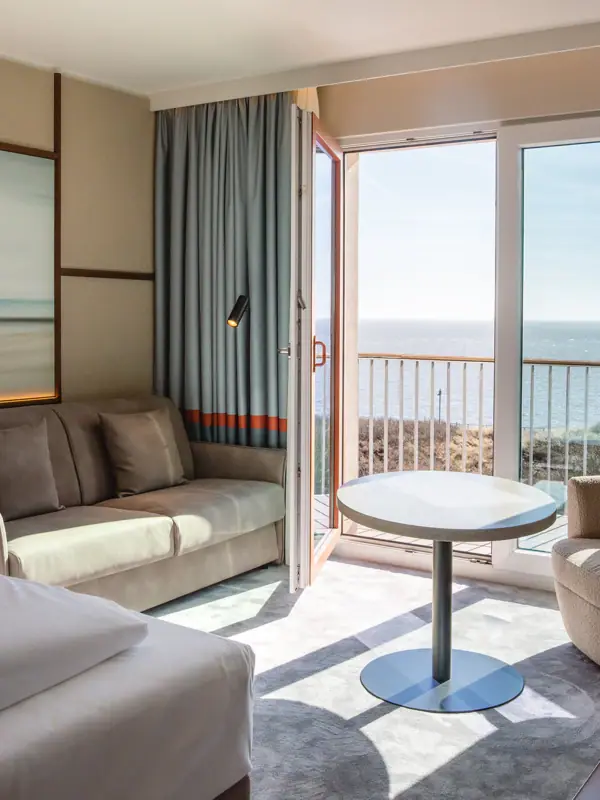 Hotelzimmer mit Bett, Couch und Tisch