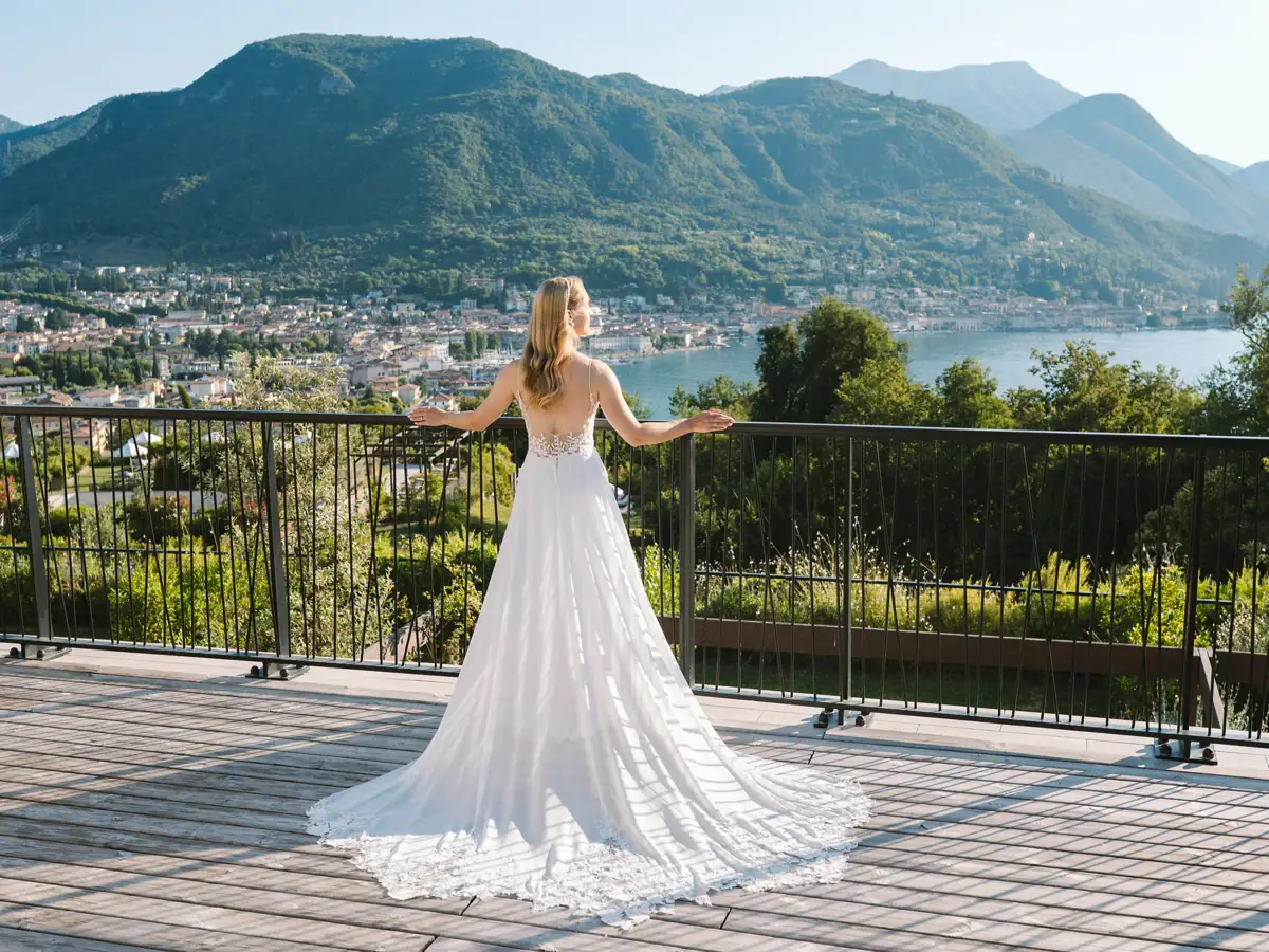 Braut im A-ROSA Gardasee Eine Frau in einem weißen Brautkleid steht auf der Terrasse der A-ROSA Suite mit Blick auf den Gardasee.