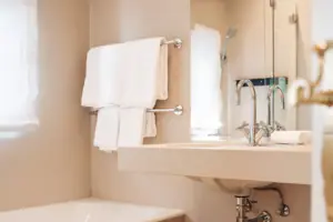 Badezimmer mit Waschbecken und Badewanne