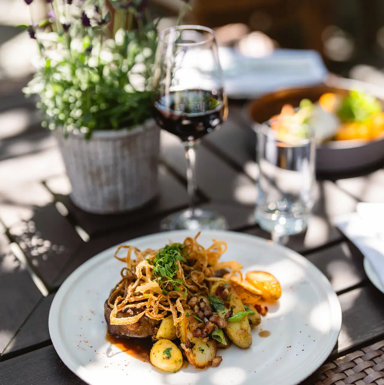 Ein Teller mit Essen und ein Glas Wein.