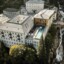 Das Straubinger Grand Hotel mit einem Pool neben einem Wasserfall, umgeben von Bäumen.