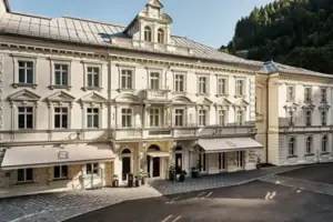 Großes weißes Gebäude mit vielen Fenstern.