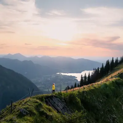 Person steht auf einem Berg.