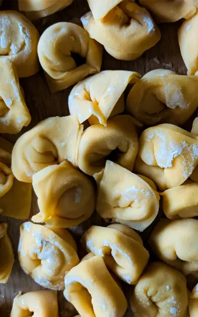 Ein Stapel Tortellini auf einer Holzoberfläche