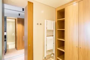 Ein Badezimmer mit Regalen und Handtüchern.