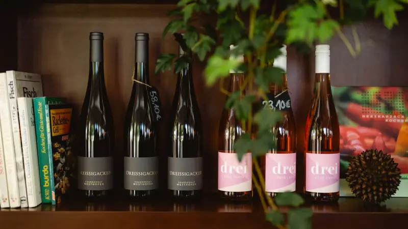 Wein Eine Gruppe von Weinflaschen auf einem Regal