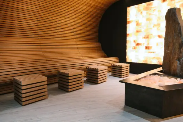 Salzsauna mit hinterleuchteten Salzsteinen im A-ROSA Gardasee.