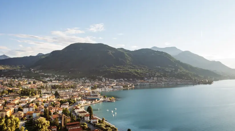 Die Stadt Salò am Gardasee mit den Bergen im Hintergrund.