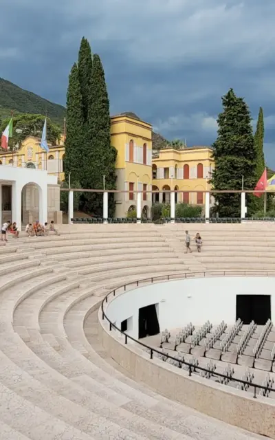 Ein großes Freilichttheater mit Treppen und Menschen davor.