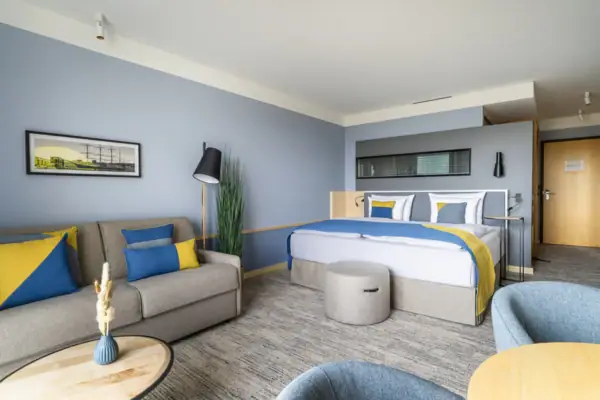 Ein modernes Hotelzimmer mit einem großen Bett und Couch.