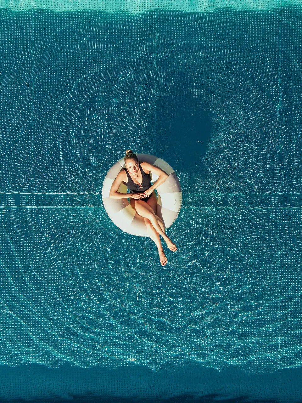 Pool Schwimmreifen Frau sitzt auf einem Schwimmreifen im Pool