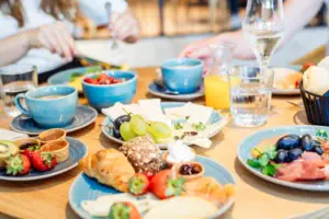 Ein Tisch mit Tellern voller Speisen und Gläsern mit Wasser.