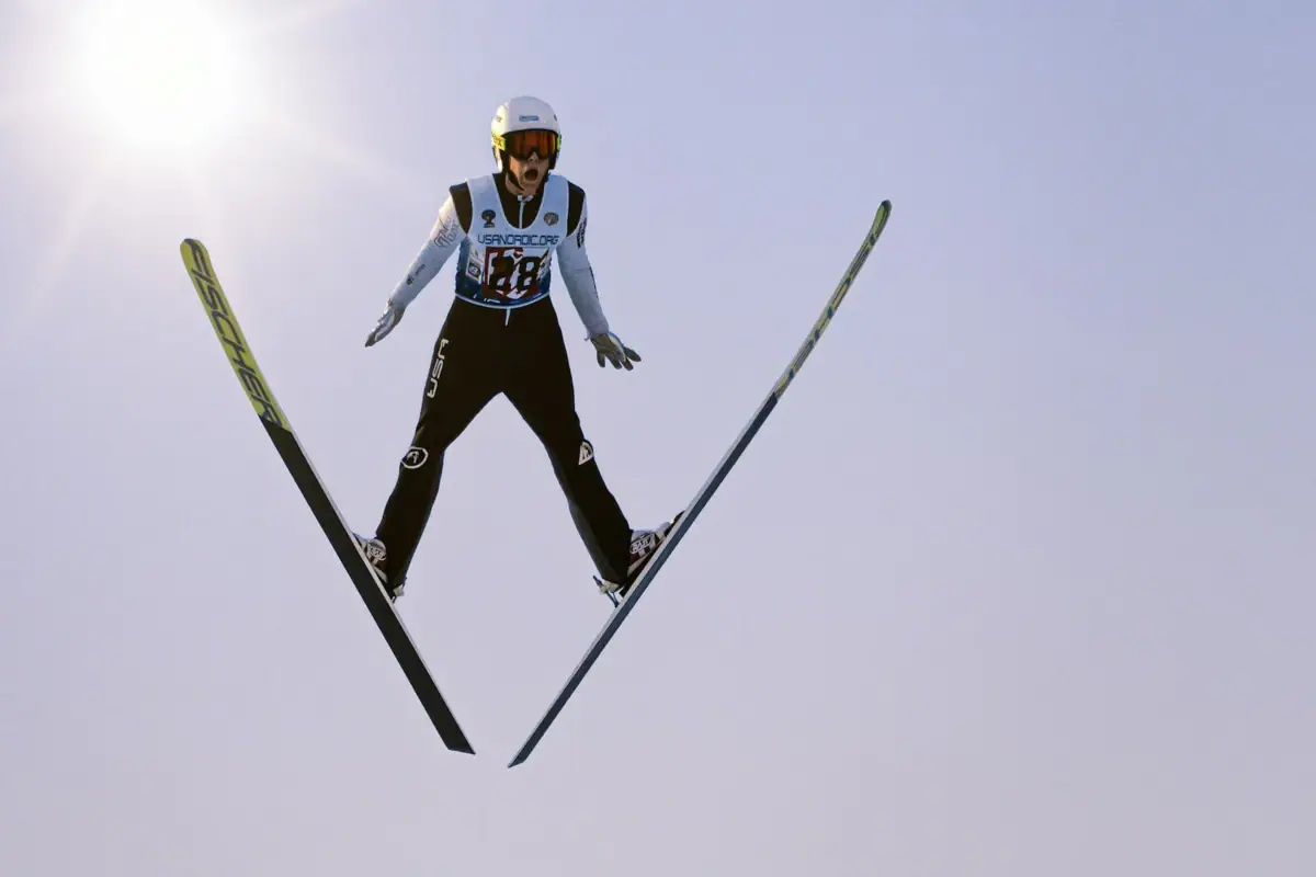 Eine Person auf Skiern in der Luft.