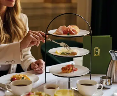 Elegantes Frühstück mit dreistöckiger Etagere, frischen Speisen und Heißgetränken im stilvollen Ambiente des Straubinger Grand Hotels in Bad Gastein.