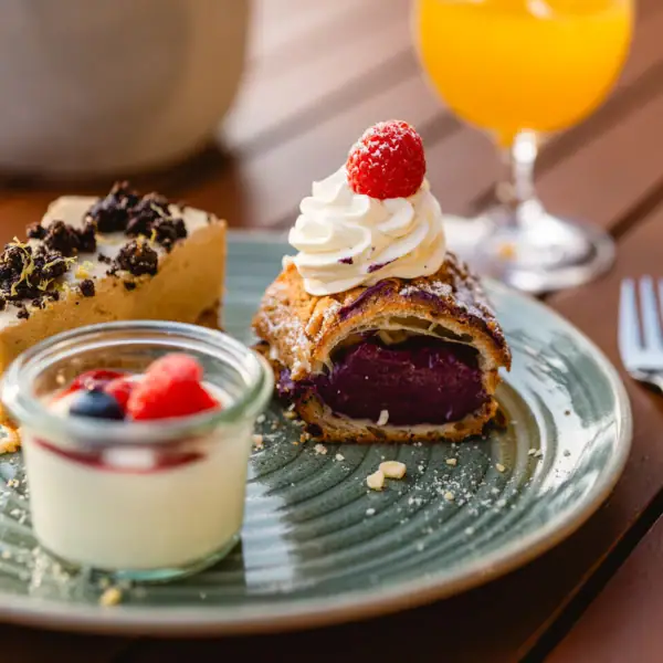 Ein Teller mit Desserts auf einem Tisch.