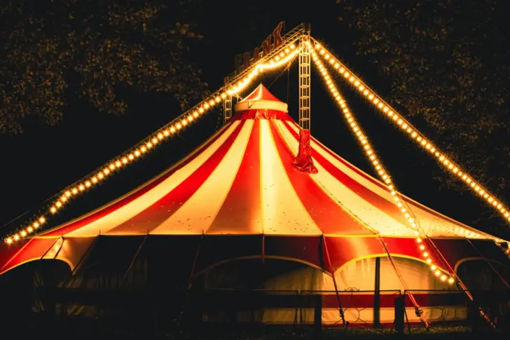 Zirkuszelt mit Lichtern bei Nacht
