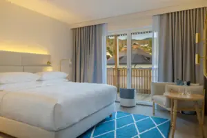 Schlafbereich Ein Schlafzimmer mit einem Bett, einem Stuhl und einem Tisch.